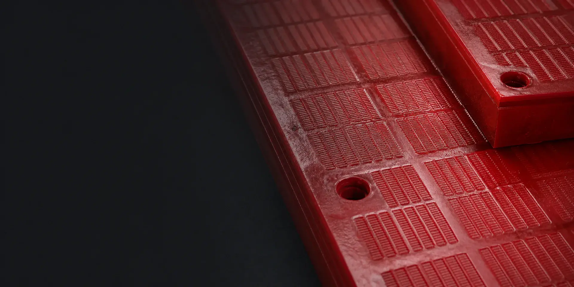 Close-up of polyurethane screen panel apertures and fixing details