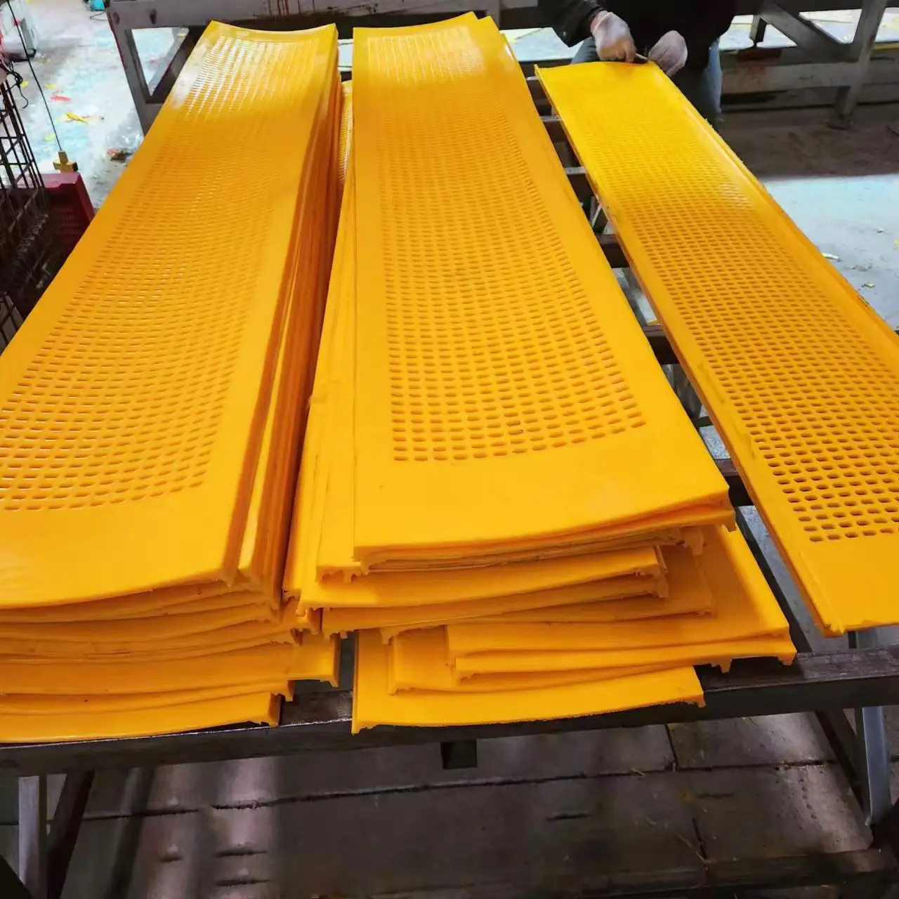 Polyurethane flip-flow screen panels overall view