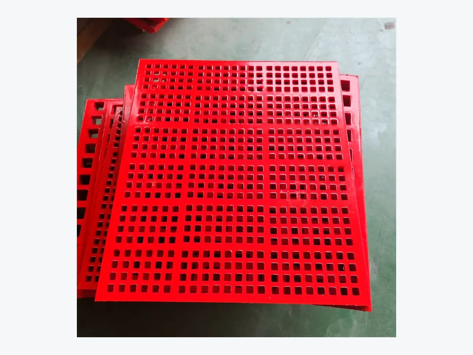 Modular polyurethane screen panels arranged together