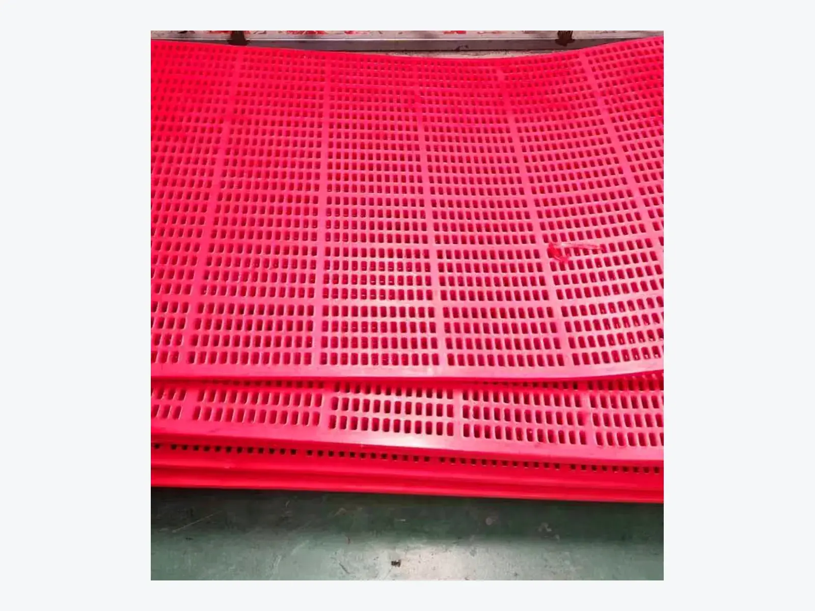 Tensioned polyurethane screen aperture detail