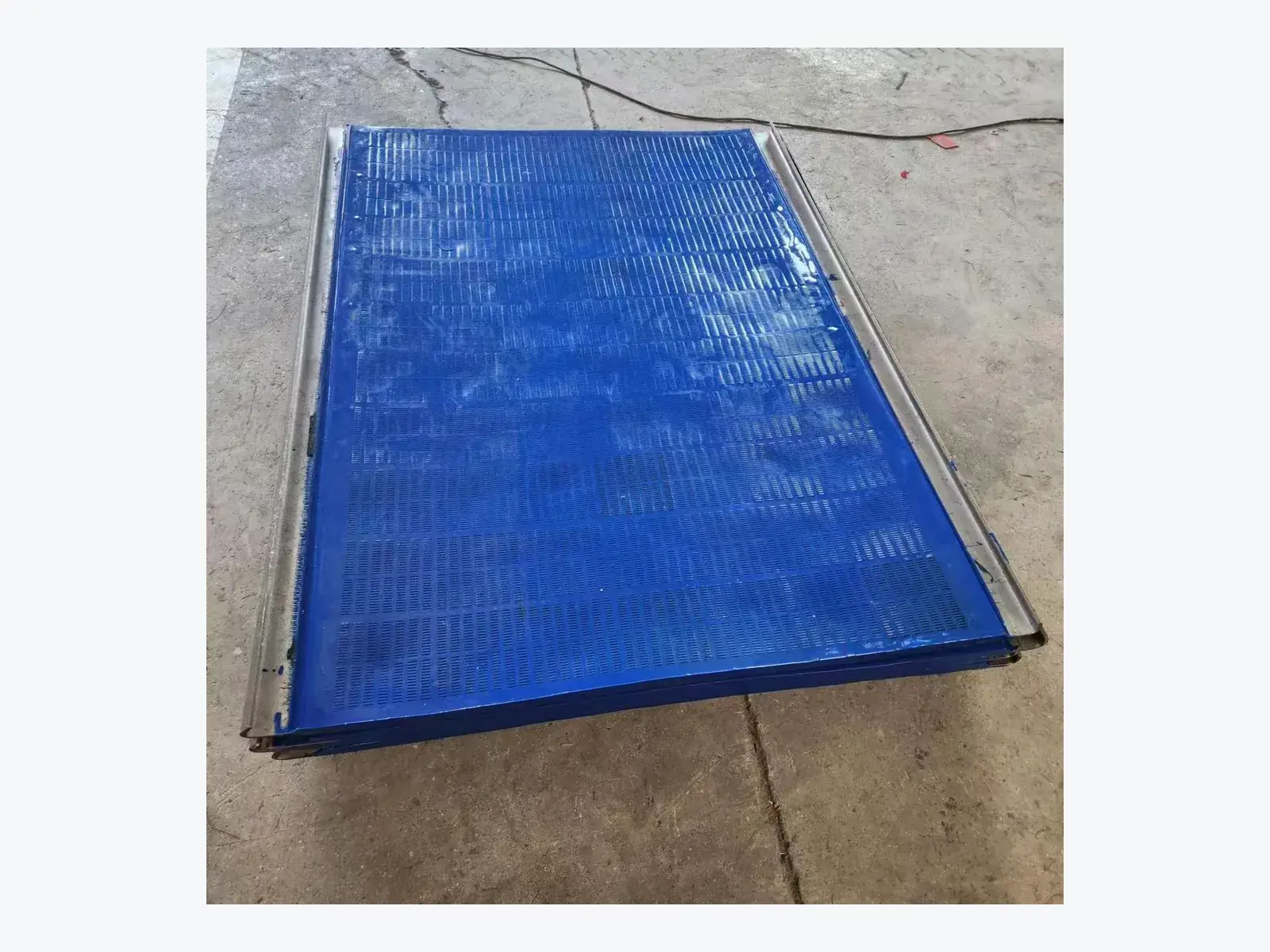 Tensioned polyurethane screen with hook edges